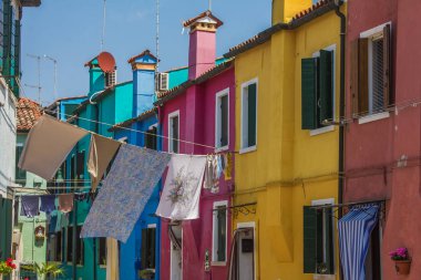 Giysi Burano güneşli bir günde asılı
