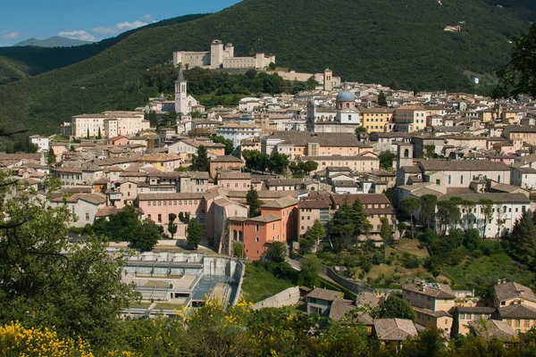 Vista panorámica de Spoleto en la temporada de verano —  Fotos de Stock