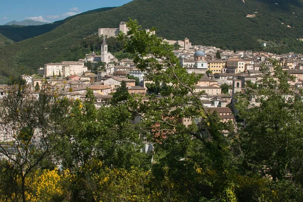 Panoramiczny widok na średniowieczne miasto Spoleto — Zdjęcie stockowe