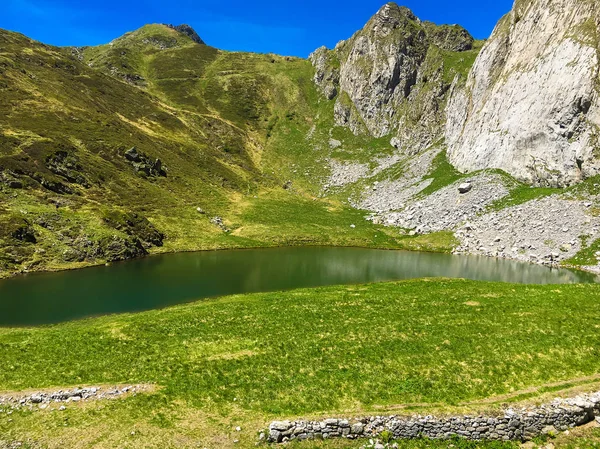 Sommer Blick auf den Avostanis See in den Karnischen Alpen — Stockfoto