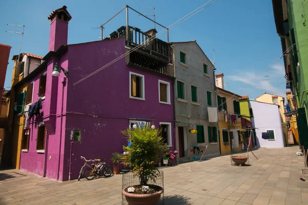 Бурано, Италия - 23 мая 2017 года: Площадь с цветными домами в центре Бурано — стоковое фото