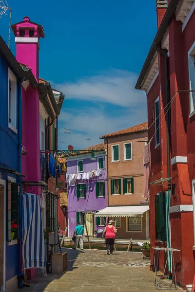 Бурано, Италия - 23 мая 2017 года: Туристическая прогулка по красочной аллее Бурано — стоковое фото