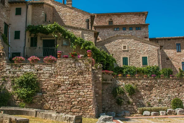 Praça da vila medieval de Spello na região da umbria — Fotografia de Stock