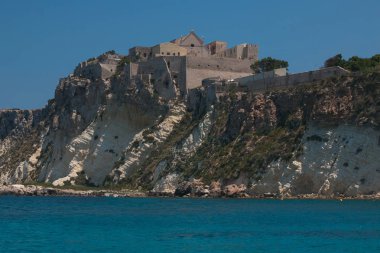 Yakındaki San Domino adanın ile Abbey Santa Maria bir Mare Island'dan San Nicola karmaşık güçlendirilmiş
