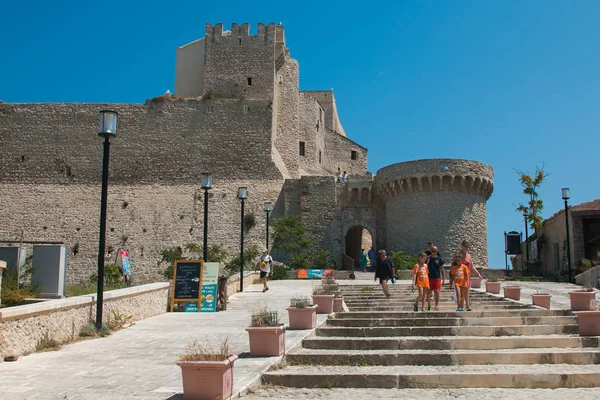 Tremiti Islands, İtalya - 25 Haziran 2017: turist Badiali kalenin San Nicola Island ziyaret