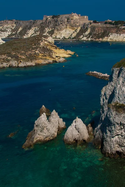 Fantástica vista de las islas Tremiti con mar esmeralda en el parque nacional Gargano —  Fotos de Stock