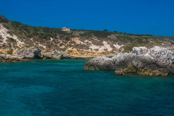 Casa en el mar azul —  Fotos de Stock