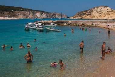 Isole Tremiti, İtalya - 25 Haziran 2017: güzel ve kristal deniz in Isole Tremiti üzerinde Yüzme turist 