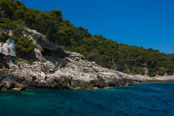 Hermosa vista de la costa rocosa y acantilados. Islas Tremiti —  Fotos de Stock