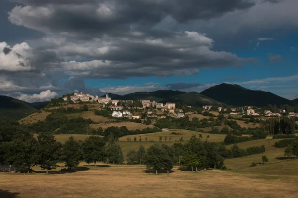 Panoramiczny widok Monteleone di Spoleto w Umbrii — Zdjęcie stockowe