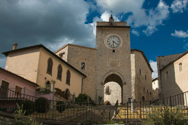 Arc et tour de l'horloge dans le centre historique de Monteleone di Spoleto — Photo