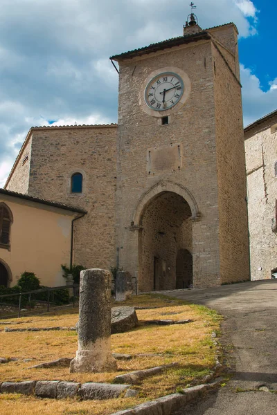 Boog en toren in het centrum van Monteleone di Spoleto — Stockfoto
