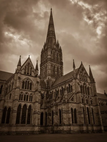 Темні вид на собор Солсбері в Англії — стокове фото