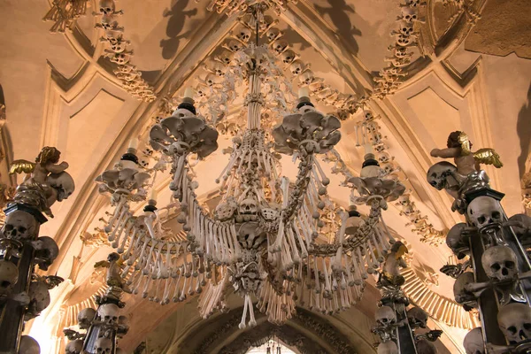 Kutna Hora, Çek Cumhuriyeti - 15 Ağustos 2017: Sedlec düşünür, Kutna Hora kafatasları ve kemikleri avize yapılan