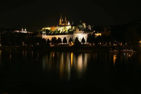 Το κάστρο και ο Καθεδρικός Ναός Αγίου Βίτου Πράγας τη νύχτα — Φωτογραφία Αρχείου