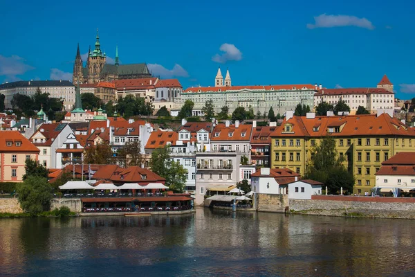 Gyönyörű kilátás nyílik a színes óvárosra és a prágai várra, a Moldva folyó — Stock Fotó