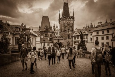 Charles Köprüsü (Karluv çoğu) ve Old Town, Prague, Çek Cumhuriyeti - 16 Ağustos 2017: karanlık görünümüyle birçok turist