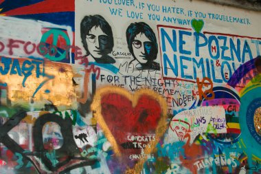 Prag, Çek Cumhuriyeti - 16 Ağustos 2017: Çeşitli resim ve metin mesajları John Lennon Duvarı Prag'da dekore edilmiş