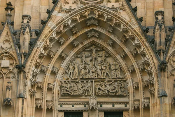 Saint Vitus Katedrali, Prague için ana girişin süsler