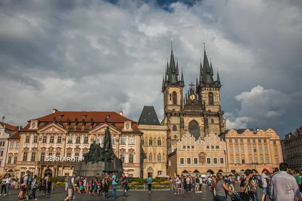 Prague, Cseh Köztársaság - 2017. augusztus 16.: Nézd a Church of Our Lady előtt Tyn az Old town square, Cseh, Prága — Stock Fotó