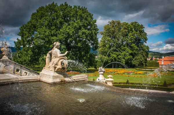 Красивый фонтан в саду замка Чески Крумлов — стоковое фото