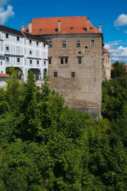 Cesky Krumlov eski kale yeşil bitki örtüsü içinde
