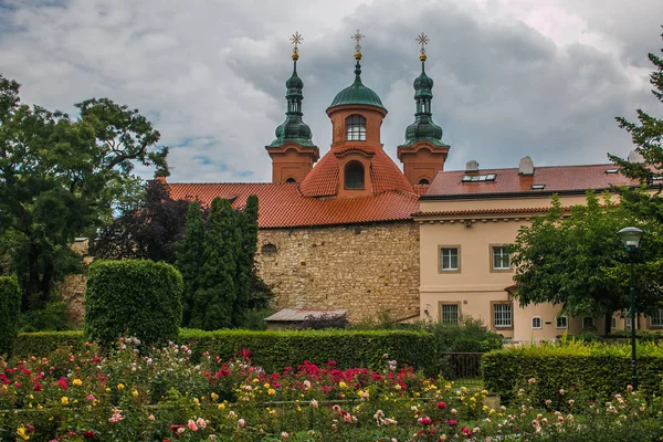 Sankt-Lorenz-Kirche auf dem Petrin-Hügel in Prag — Stockfoto