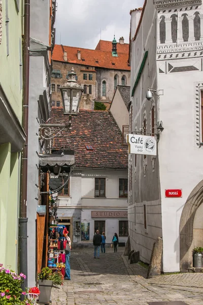 CESKY KRUMLOV, RÉPUBLIQUE TCHÈQUE - 13 AOÛT 2017 : Touristes marchant dans la rue médiévale de Cesky Krumlov — Photo