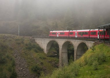 Isviçre Alpleri 'nde Bernina ekspres tren sis kaybetti