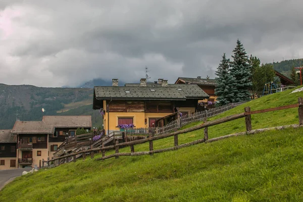 Вид на деревню Ливенно в Альпах — стоковое фото