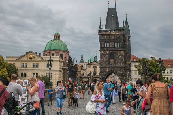 PRAGUE, CZECH REPUBLIC - AUGUST 16, 2017: Tourists walking on the famous Charles bridge of Prague — Stock Photo, Image