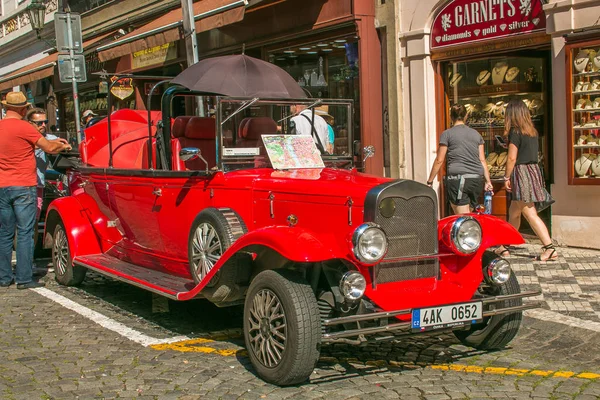Prague, Çek Cumhuriyeti - 14 Ağustos 2017: sokakta Prag'da turistler için bekleyen eski kırmızı araba — Stok fotoğraf