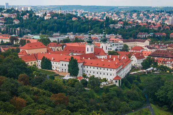 Luftaufnahme des Strahov-Klosters vom Petrin-Hügel — Stockfoto