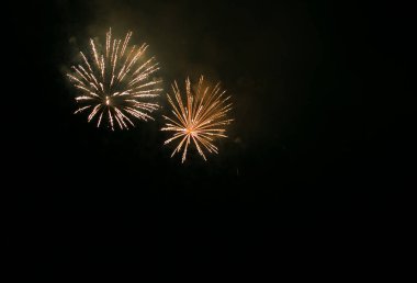 Gece gökyüzünde havai fişekler