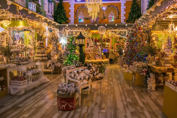 VETRALLA, ITALY - 23 СЕНТЯБРЯ 2017: The indoor of christmas shop, the reign of santa claus — стоковое фото