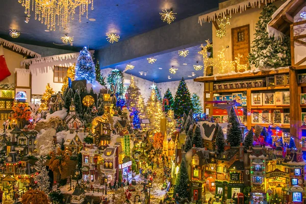 VETRALLA, ITALY - 23 СЕНТЯБРЯ 2017: Миниатюра рождественской деревни в царствование магазина Santa Claus — стоковое фото