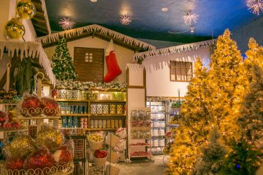 Vetralla, İtalya - 23 Eylül 2017: Noel Baba'nın saltanatı: topları, ağaç ve süslemeleri ile güzel Noel alışveriş