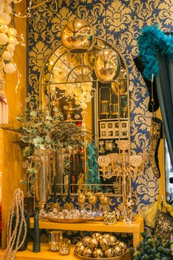 Altın sınırlar ve Noel süsleri ile ayna