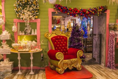 Vetralla, İtalya - 23 Eylül 2017: Noel Baba Noel dükkanda kırmızı tahtına