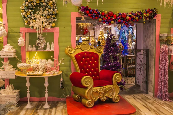 VETRALLA, ITALY - 23 СЕНТЯБРЯ 2017 г.: Красный престол Деда Мороза в рождественском магазине — стоковое фото