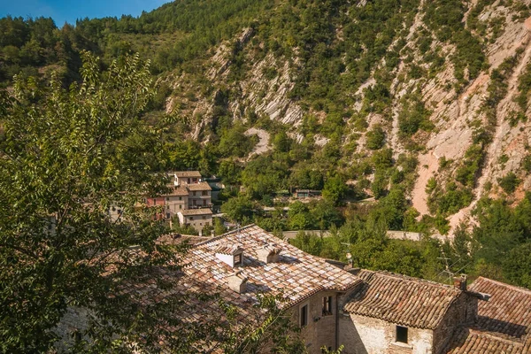 Piobbico medeltida by i gröna — Stockfoto