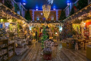 Vetralla, İtalya - 23 Eylül 2017: Magic atmosferini Noel Baba Dükkanı saltanatı, kapalı