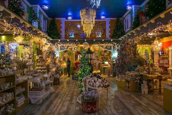 Vetralla, İtalya - 23 Eylül 2017: Magic atmosferini Noel Baba Dükkanı saltanatı, kapalı