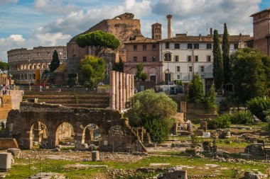 Roma'nın Antik eserlerin ile yukarıdan imparatorluk Fora kalıntıları görüntülemek