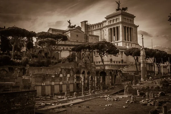 Vista escura dos fóruns imperiais e do monumento nacional a Vittorio Emanuele II lotado em Roma — Fotografia de Stock