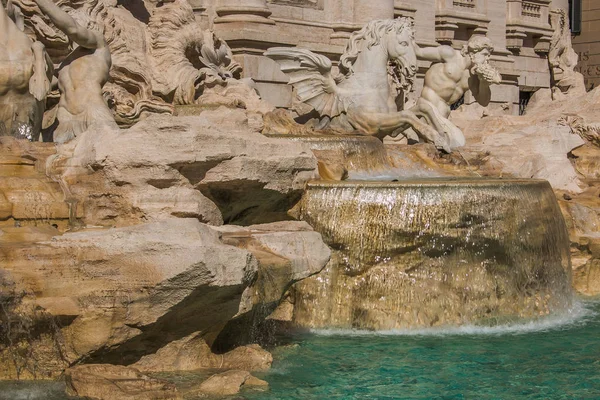 Trevi Çeşmesi biridir en büyük barok şehrin ve biri en ünlü Roma'da dünya