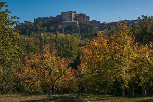 Bomarzo borgo medievale dal parco dei mostri in autunno — Foto Stock