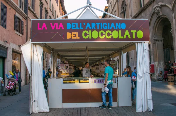 Perugia, İtalya - 17 Ekim 2017: Eurochocolate Festivali Perugia tarihi merkezi