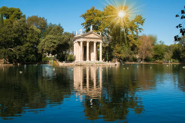 Świątynia Esculapio w sunrise znajduje się w piękny ogród Villa Borghese, Rzym, Włochy — Zdjęcie stockowe