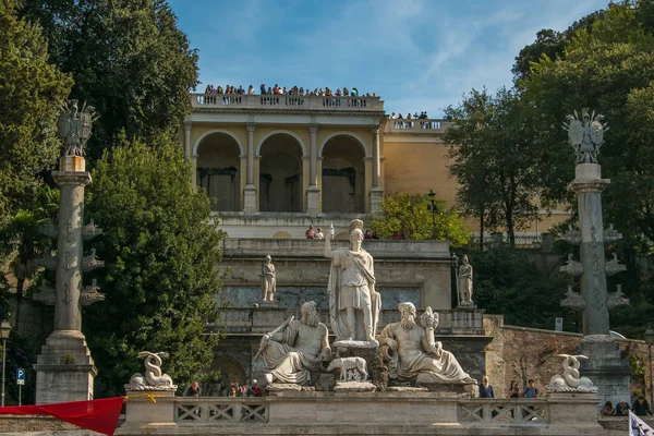 ROMA, ITÁLIA - OUTUBRO 10, 2017: Estátuas da Deusa da fonte e do terraço Pincio na Piazza del Popolo em Roma — Fotografia de Stock